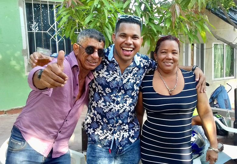 Este título es de mi papá": graduado lleva su diploma al mercado público de  Barranquilla - impactonews.co