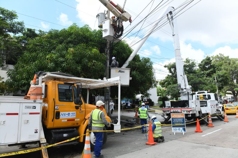 Instalación de postes y redes eléctricas en los barrios Villa Santos y ...