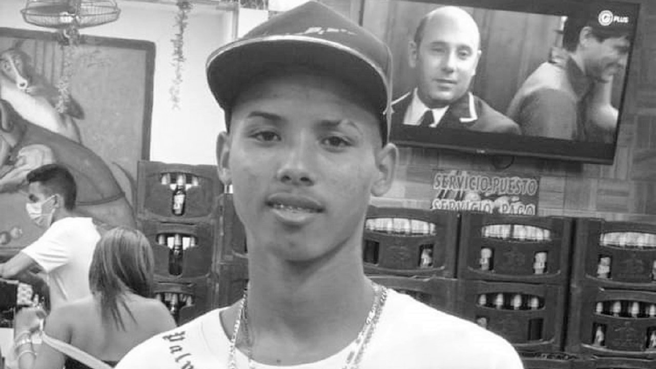 Joven La Luz enfrentamiento a piedras (1)
