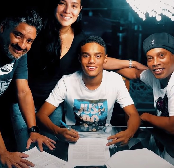 Joao va tras las huellas de su padre Ronaldinho!: firmó contrato con  Barcelona de España 