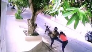 ¡Ojo, mujeres!: sujeto a bordo de moto merodea en el barrio Olaya y las asalta con puños y patadas