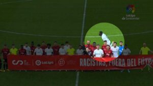 ¿Por ser Vinicius y Real Madrid?: jugador afro del Valencia no posó en pancarta contra el racismo