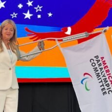 Gobernadora Elsa Noguera tiene en sus manos la bandera de los Parapanamericanos Barranquilla 2027