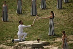 Juegos Olímpicos París 2024 encendieron su  llama deportiva en la tierra de los dioses griegos