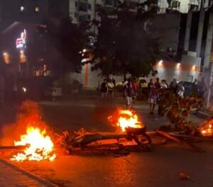 ”Nos toca caminar, las vías bloqueadas y los atracadores haciendo su agosto en septiembre”: protestas por falta de energía