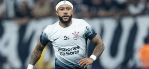 ¡Del frenesí a las duras críticas!: neerlandés Depay aún no convence a los hinchas del Corinthians