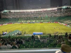 Crisis total en Deportivo Cali: séptimo partido sin ganar y violencia de hinchas interrumpe transmisión de TV