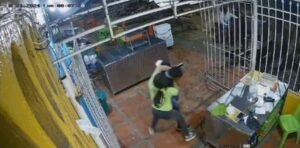 Video: empleada se enfrentó a atracadores en negocio de comidas rápidas del barrio Cevillar, en Barranquilla