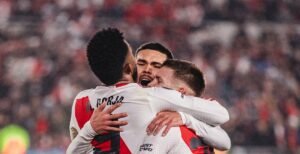 El River Plate de Miguel Borja buscará dar la sorpresa ante Vélez, líder en el fútbol argentino