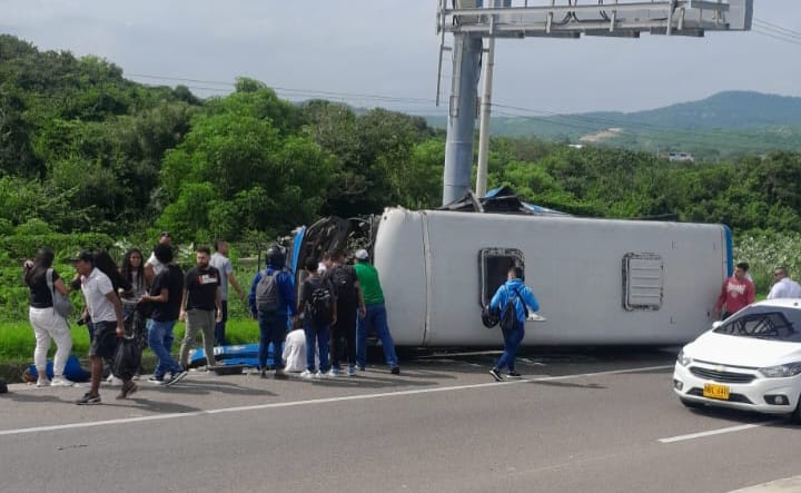 Volcamiento de bus en la Circunvalar de la Prosperidad dejó varios ...