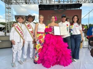 En las playas de Puerto Mocho, Tatiana Angulo recibe decreto como reina del Carnaval de Barranquilla 2025