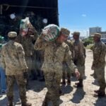 Soldados del Ejército Nacional lideran entrega de ayudas humanitarias a damnificados por la ola invernal en La Guajira