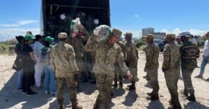 Soldados del Ejército Nacional lideran entrega de ayudas humanitarias a damnificados por la ola invernal en La Guajira