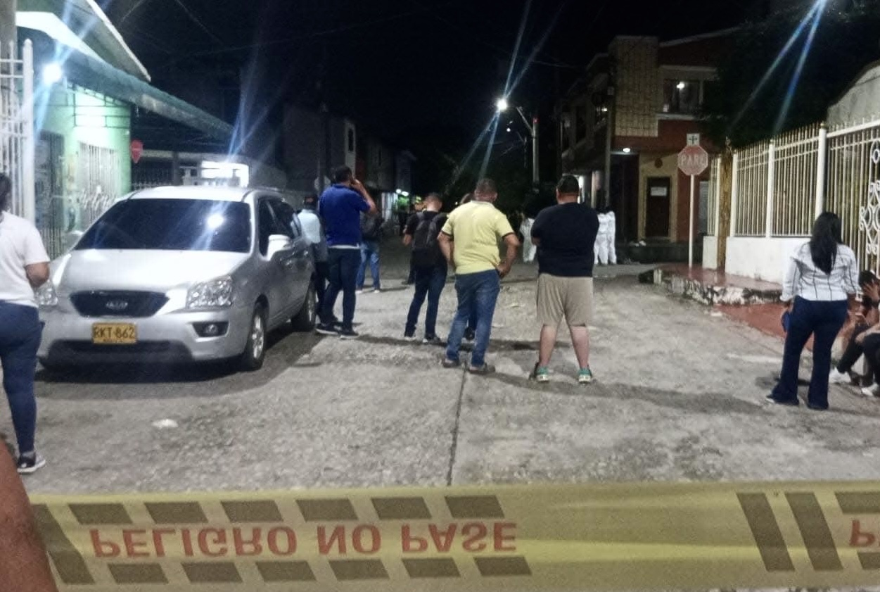 “Se está recuperando de heridas por esquirlas de bala y una fractura en