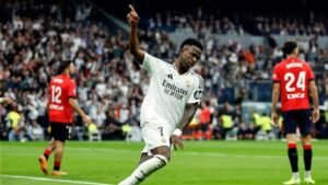 Vinicius se inspiró con un ‘hat-trick’ y Real Madrid goleó al Osasuna: recortan distancia al Barcelona