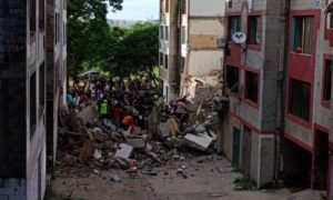 Colapso de edificio en el barrio Campo Alegre habría dejado varias personas heridas