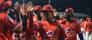 Caimanes sigue firme: se impuso a Vaqueros en Montería y comanda la Liga de Béisbol Colombiano