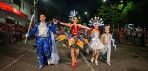 Monarquía del Carnaval de la 44 engalanó la Gran Parada de la Luz