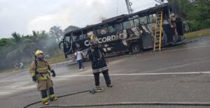 Bus interdepartamental se incendió en la Cordialidad, a la altura del peaje de Baranoa