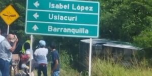 Bus interdepartamental terminó volcado en la Cordialidad, en la entrada del corregimiento de Isabel López