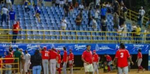 ¡Vergonzoso lo vivido en el estadio 18 de Junio de Montería!: peloteros de Tigres se pelearon con fanáticos de Vaqueros