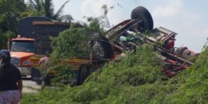 Tractocamión sufrió volcamiento en vía Barranquilla – Ciénaga: “Varias personas saquearon la mercancía”