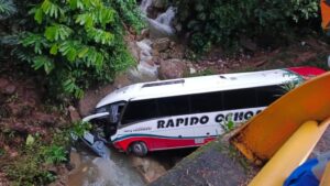 Accidente de bus dejó tres muertos y 39 heridos en la autopista Bogotá – Medellín