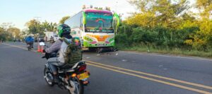 Bus intermunicipal arrolló a motociclista en la vía la Cordialidad, a la altura de Baranoa