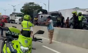 “El delincuente se le montó a la moto a mi hijo, lo apuñaló y atacó a un policía”: padre de joven herido en la Circunvalar