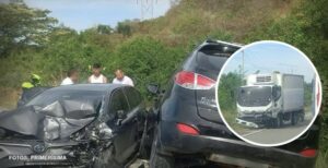 Choque triple en la vía Barranquilla-Santa Marta: “Están involucrados dos carros y un furgón ”