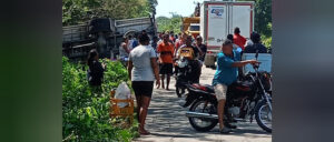 Camión cargado de gaseosas fue saqueado tras sufrir accidente en inmediaciones de Sabanalarga