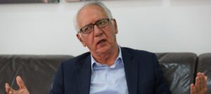 Guillermo Alfonso Jaramillo desvirtúa hechos de corrupción en salud bajo su ministerio y contraataca al nuevo Gobierno