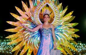 ‘Reina Sideral’, majestuosa fantasía con la que fue coronada Alexsandra Estarita, reina del Carnaval de la 44