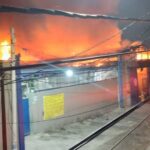 Bomberos controlan voraz incendio en bodega de reciclaje en el barrio San Roque, en Barranquilla