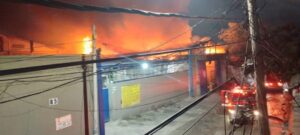 Bomberos controlan voraz incendio en bodega de reciclaje en el barrio San Roque, en Barranquilla