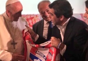 La casaca del Junior de Barranquilla, una de las que recibió la sagrada bendición del Papa Francisco