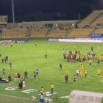 Tercer gol en contra desató el caos: ‘barristas’ invaden cancha para increpar a jugadores del Real Cartagena
