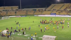 Tercer gol en contra desató el caos: ‘barristas’ invaden cancha para increpar a jugadores del Real Cartagena