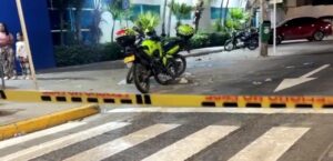 Sicarios asesinaron a un limpiavidrios en Santa Marta: tres personas resultaron heridas por balas perdidas