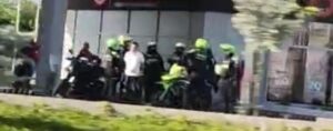 Policía captura a sospechosos de sicariato en Villa Santos: “Incautamos un arma de fuego y una motocicleta”
