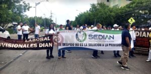 “Masacre laboral”: miembros del sindicato de la DIAN se manifiestan bloqueando la entrada del Puerto de Barranquilla
