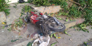“El bus arrolló a los ocupantes de una moto antes de volcarse”: accidente en la loma de La Manga
