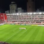 Con fraterno abrazo entre jugadores en el centro del campo, Estudiantes homenajeó a la “Bruja” Verón