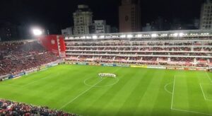 Con fraterno abrazo entre jugadores en el centro del campo, Estudiantes homenajeó a la “Bruja” Verón