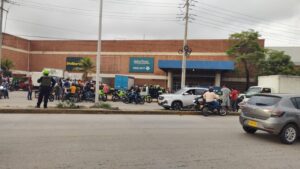 Balacera en el C. C. Metropolitano, en medio de intento de robo a carro de valores: se reportan heridos