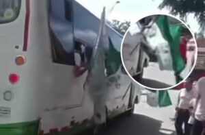 Video evidenció cuando sujeto con buzo rojo disparó arma traumática contra bus de ‘barristas’ de Nacional: “Hirió a dos”
