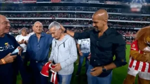 A propósito de la partida de “la Bruja” Verón: algunas historias de padres e hijos que besaron la gloria en el fútbol