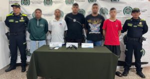 “Al parecer, planeaban cometer un atraco”: capturan a cinco hombres con un revólver en el norte de Barranquilla