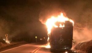 “Hirieron al conductor”: grupo armado incineró bus que transporta a escuela de fútbol en Valle del Cauca