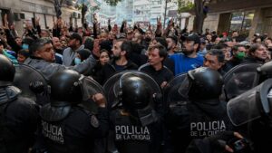 Protestas por ratificación de la condena contra expresidenta Cristina de Kirchner causó tensión en la previa Argentina-Colombia
